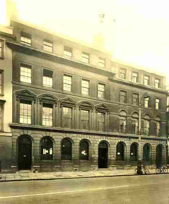 [full-size image of Oxford Old Bank at the end of the 19th Century]